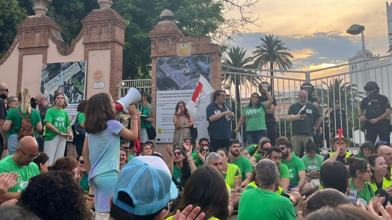 Docentes de la escuela pública valenciana concentrados este domingo en la Conselleria de Educación.