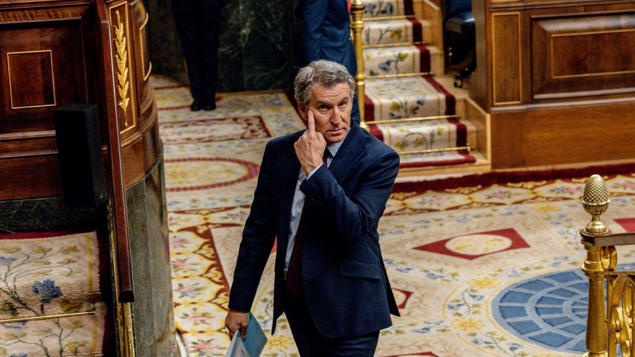 El presidente del Partido Popular, Alberto Núñez Feijóo, a su salida de una sesión de control al Gobierno, en el Congreso, a 25 de marzo de 2026, en Madrid (España). EP.
