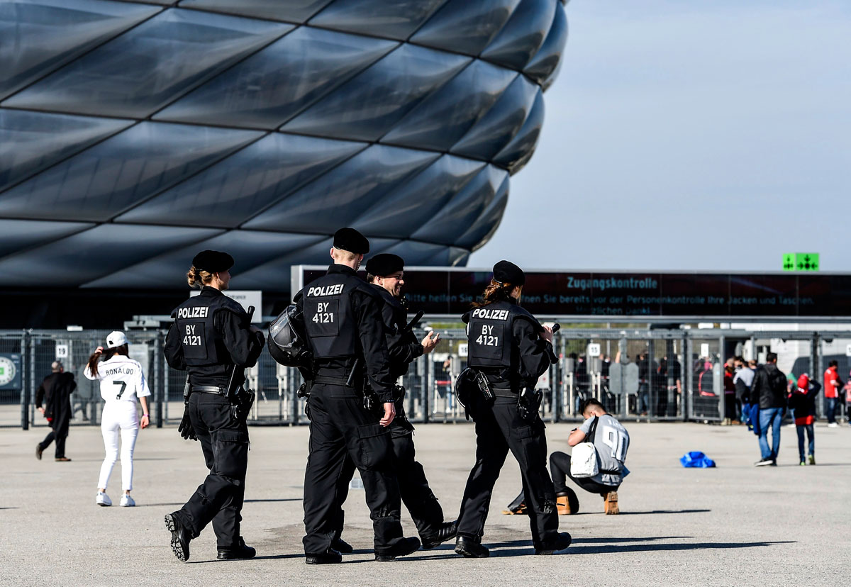 Policías montan guardia frente al estadio Allianz Arena antes del partido entre el Bayern Munich y el Real Madrid en Múnich.
