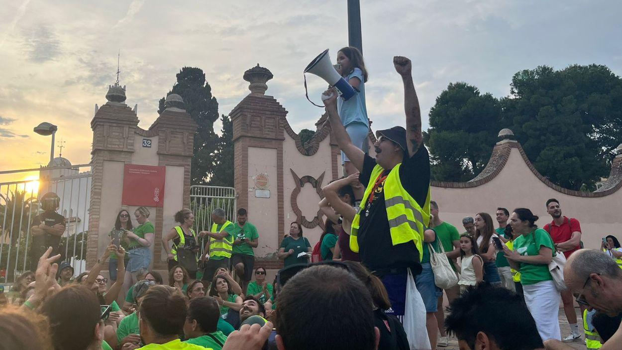 Docentes concentrados en la puerta de la Conselleria de Educación este domingo.