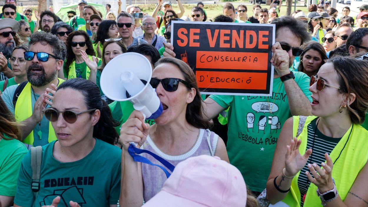 Decenas de personas durante una concentración del profesorado valenciano, frente al Palau de la Música, a 1 de junio de 2026, en Valencia. EP
