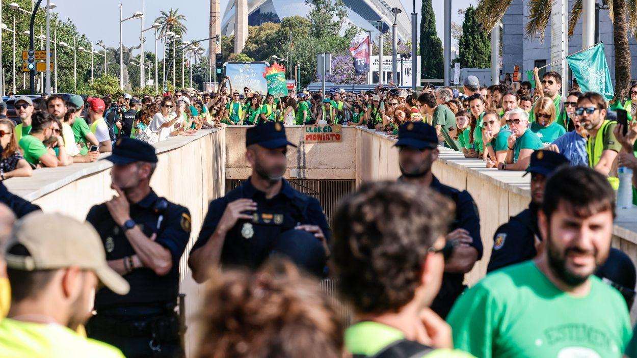 Decenas de personas durante una concentración del profesorado valenciano, frente al Palau de la Música, a 1 de junio de 2026, en Valencia. EP