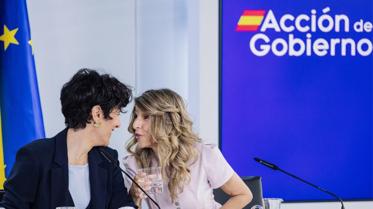 La ministra de Inclusión, Seguridad Social y Migraciones, Elma Saiz, y la ministra de Trabajo y Economía Social, Yolanda Díaz, durante la rueda de prensa posterior al Consejo de Ministros. EP.