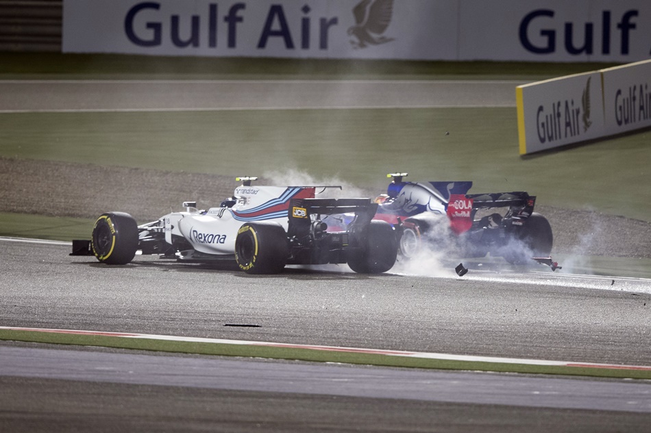 El piloto canadiense de Fórmula Uno, Lance Stroll Williams, choca con el español Carlos Sainz, del equipo Toro Rosso.