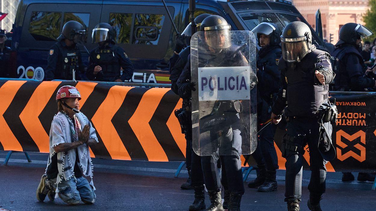 Una mujer que protesta a favor de Palestina, en Atocha (Madrid), frente a varios agentes de Policía Nacional. EP.