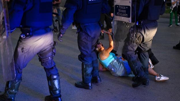 Una persona detenida durante una manifestación en apoyo a Palestina en Cataluña. EP. (2)