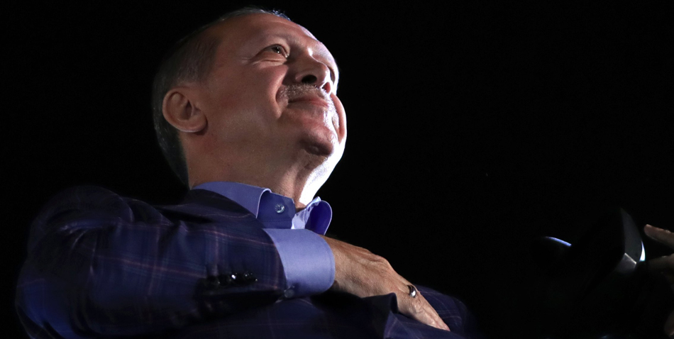 El presidente turco, Recep Tayyip Erdogan, ante sus partidarios cuando se conocían los primeros resultados favorables a su reforma constitucional