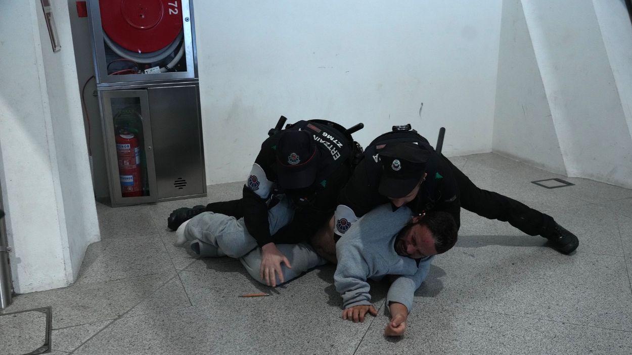 Incidentes en el Aeropuerto de Bilbao tras el recibimiento a miembros de la Global Sumud Flotilla. EP.