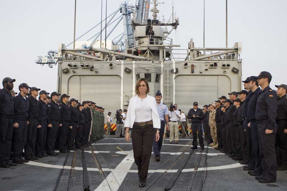 Carme Cahcón pasando revista a las tropas en la fragata Santa María. 