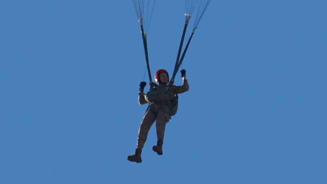 Primer salto en paracaídas de La Princesa Leonor en la Base Aérea de Alcantarilla. EP