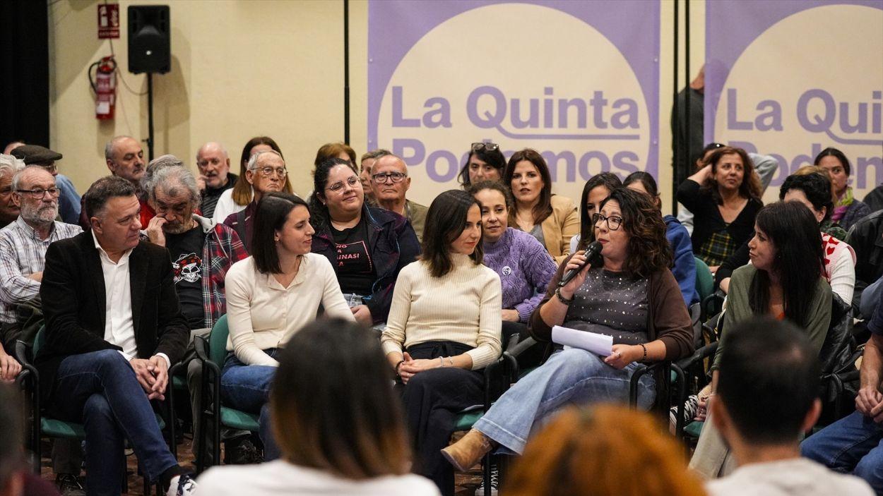 La secretaria general de Podemos, Ione Belarra, (d) junto a la eurodiputada de Podemos, Irene Montero, (d) y Raquel Martínez, durante un acto público en el Centro Cívico Cerro del Aguila en 2025 / EP