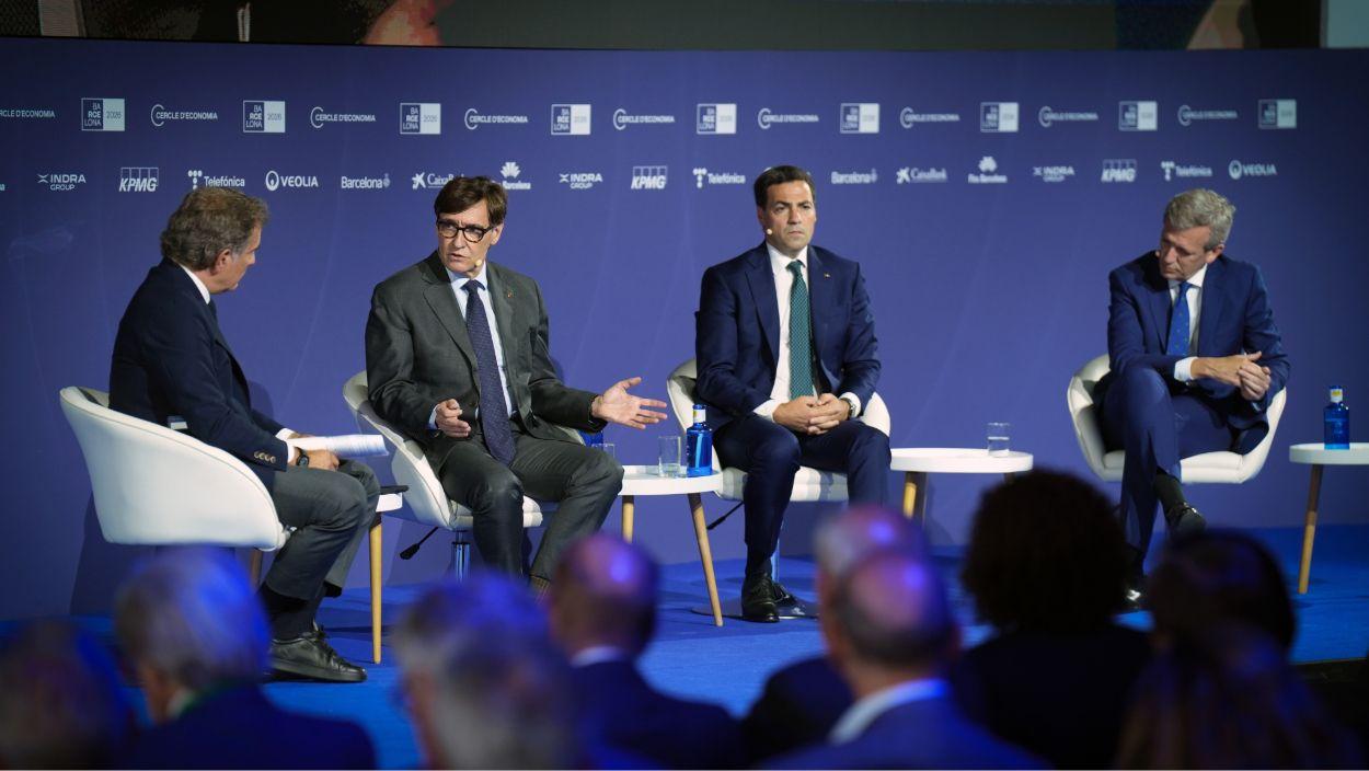 El presidente de la Generalitat, Salvador Illa, el Lehendakari, Imanol Pradales, y el presidente de la Xunta, Alfonso Rueda, durante la sesión 'España, territorio y liderazgo: La visión de los presidentes autonómicos', en la 41 Reunió del Cercle d'Economia, en el Palau de Congressos de Catalunya (Barcelona), a 2 de junio de 2026. David Zorrakino / EP