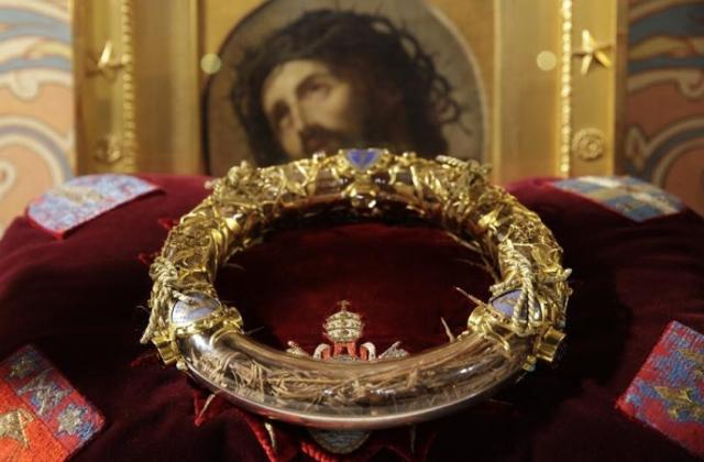 Supuesta corona de espinas de Jesús guardada en la catedral de París.