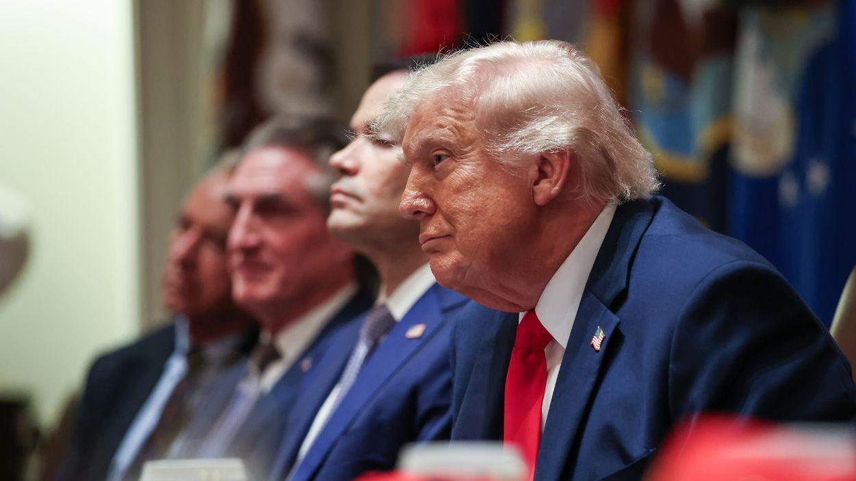 El presidente de Estados Unidos, Donald Trump, con el secretario de Estado, Marco Rubio, durante una reunión. EP.