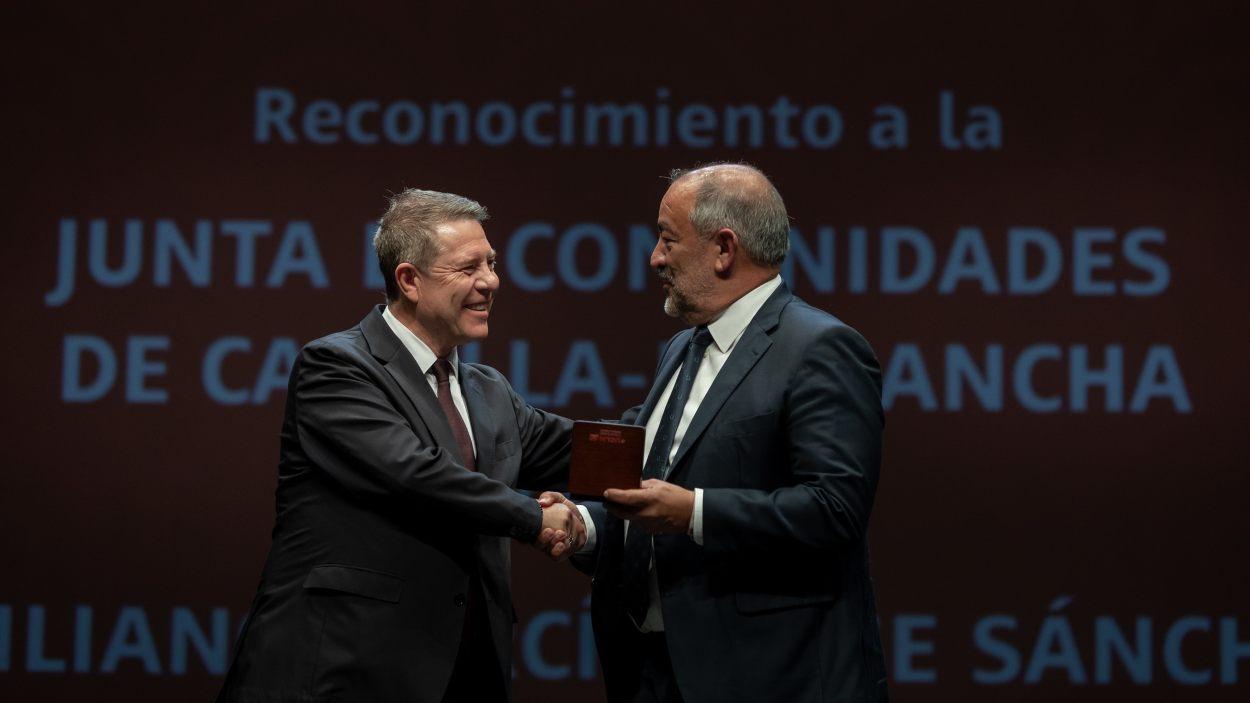 El presidente de Castilla-La Mancha, Emiliano García-Page, y el rector de la UCLM, Julián Garde. JCCM.