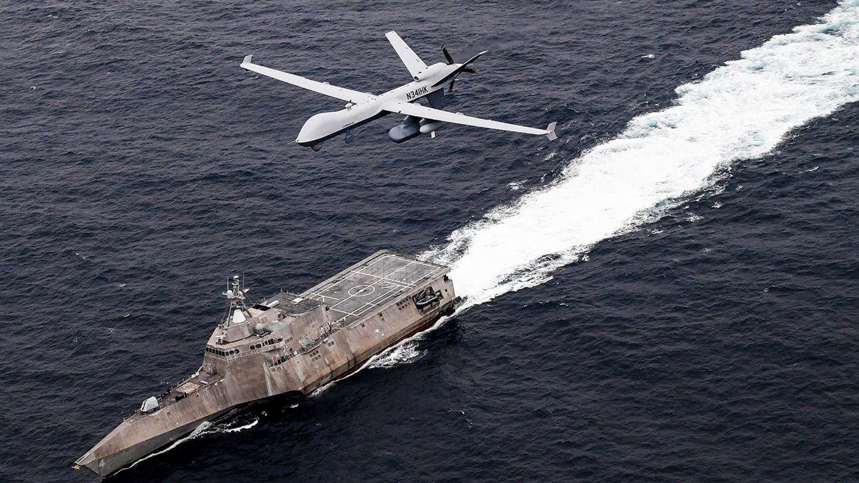 Un dron de vigilancia marítima de la Marina de Estados Unidos sobrevuela un buque de combate durante unas maniobras en el Pacífico. EP.