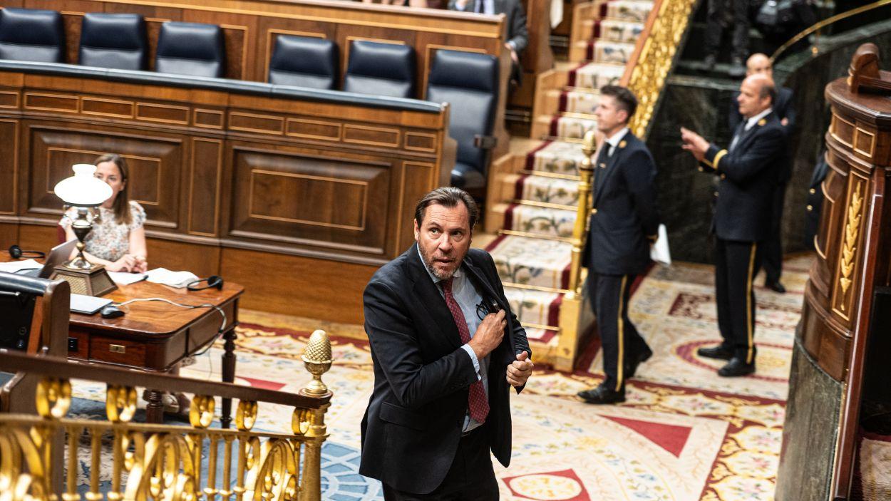 El ministro de Transportes, Óscar Puente, durante una sesión plenaria, en el Congreso de los Diputados. EP