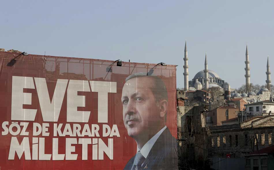 Un cartel gigante del presidente turco, Recep Tayyip Erdogan, delante de la mezquita Suleymaniye en Estambul (Turquía). 