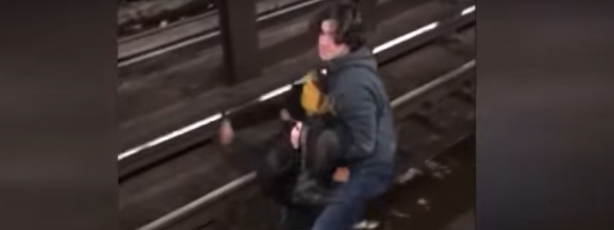 Un hombre salva a otro de ser atroplleado por un tren