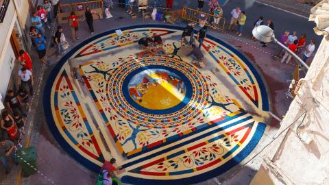 El pueblo de Albacete que transforma sus calles en una galería de arte gracias a sus Alfombras de Serrín