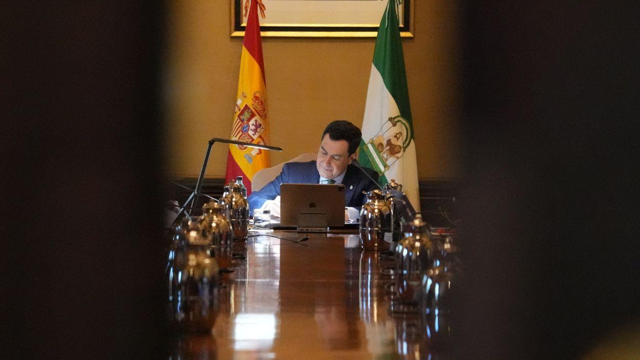 El presidente de la Junta de Andalucía, Moreno Bonilla, en una reunión / Archivo EP