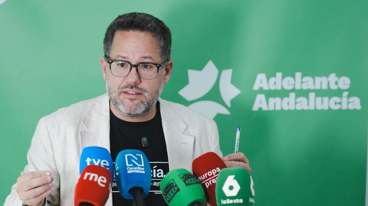 El portavoz de Adelante Andalucía, José Ignacio García, atendiendo a los medios / Archivo EP
