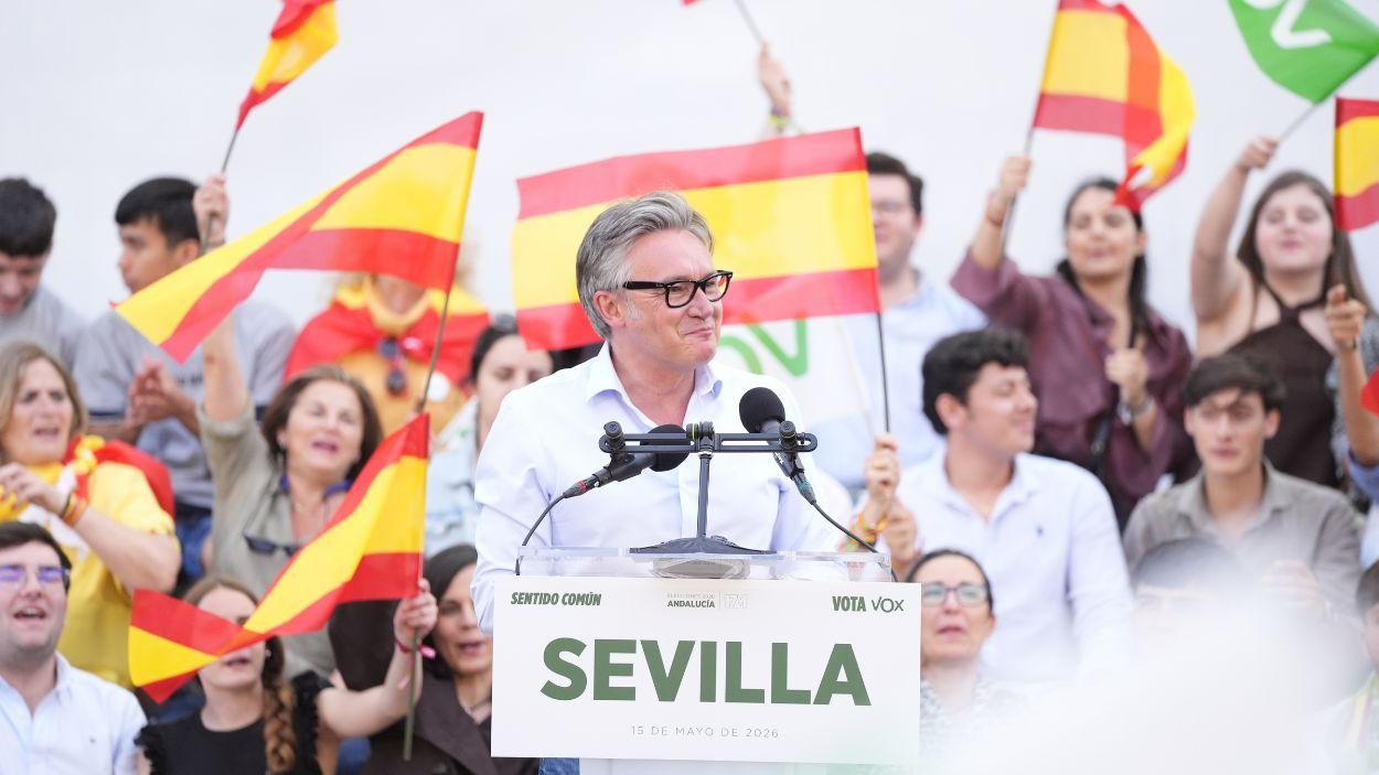 El candidato de Vox a la Presidencia de la Junta, Manuel Gavira, interviene en el mitin cierre de campaña que la formación verde ha celebrado en Sevilla. EP.