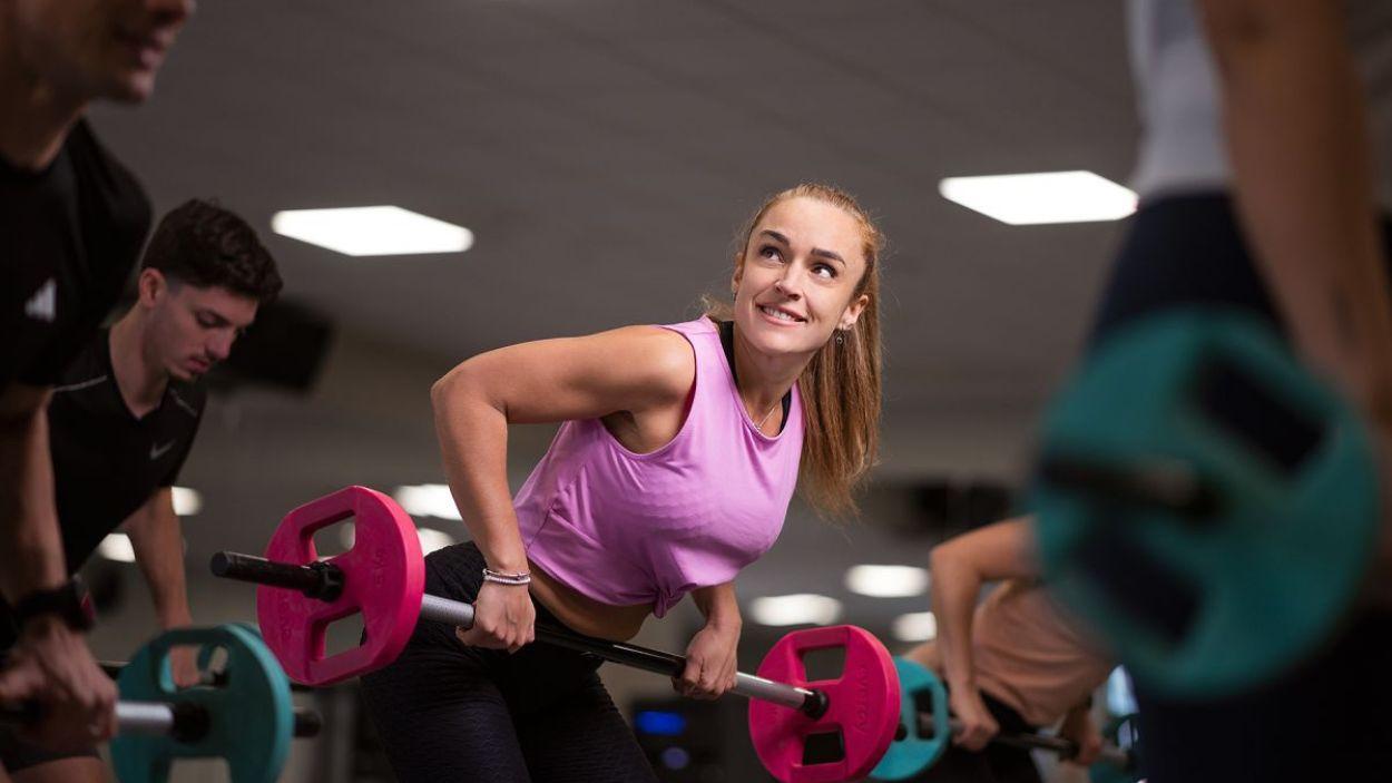 Una mujer practica deporte en un gimnasio de GOfit.