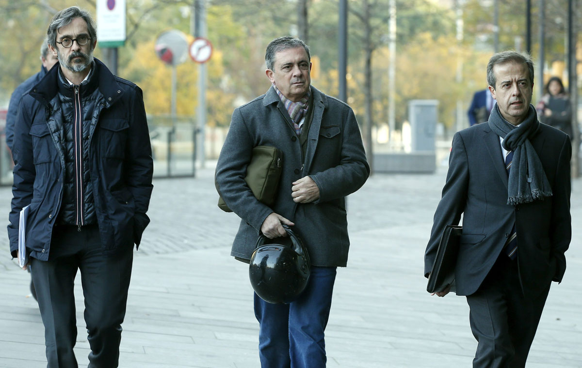 Jordi Pujol Ferrusola, primogénito del expresidente de la Generalitat (c), acompañado de sus abogados