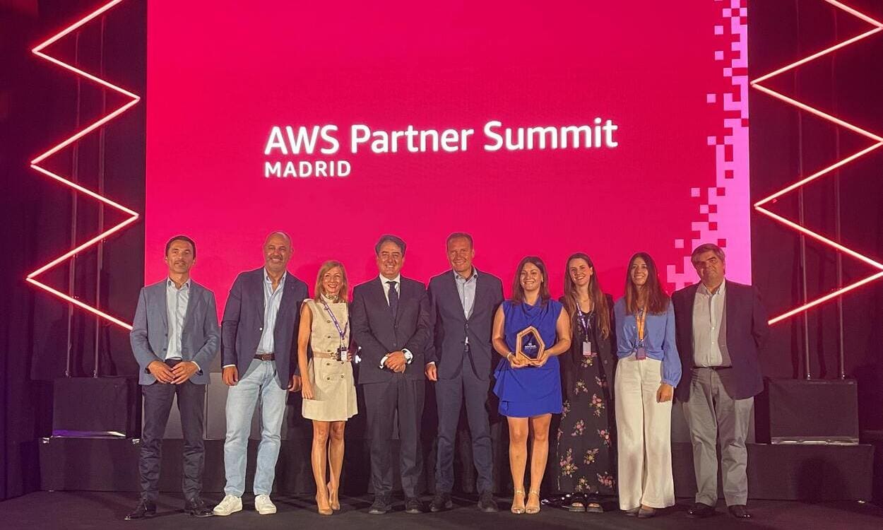 Indra Group ha sido reconocida por AWS por su contribución al crecimiento del negocio conjunto y sus capacidades en inteligencia artificial avanzada. INDRA GROUP