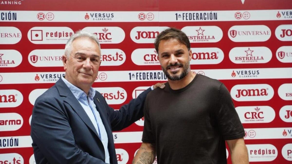 Pedro León durante la presentación| Real Murcia