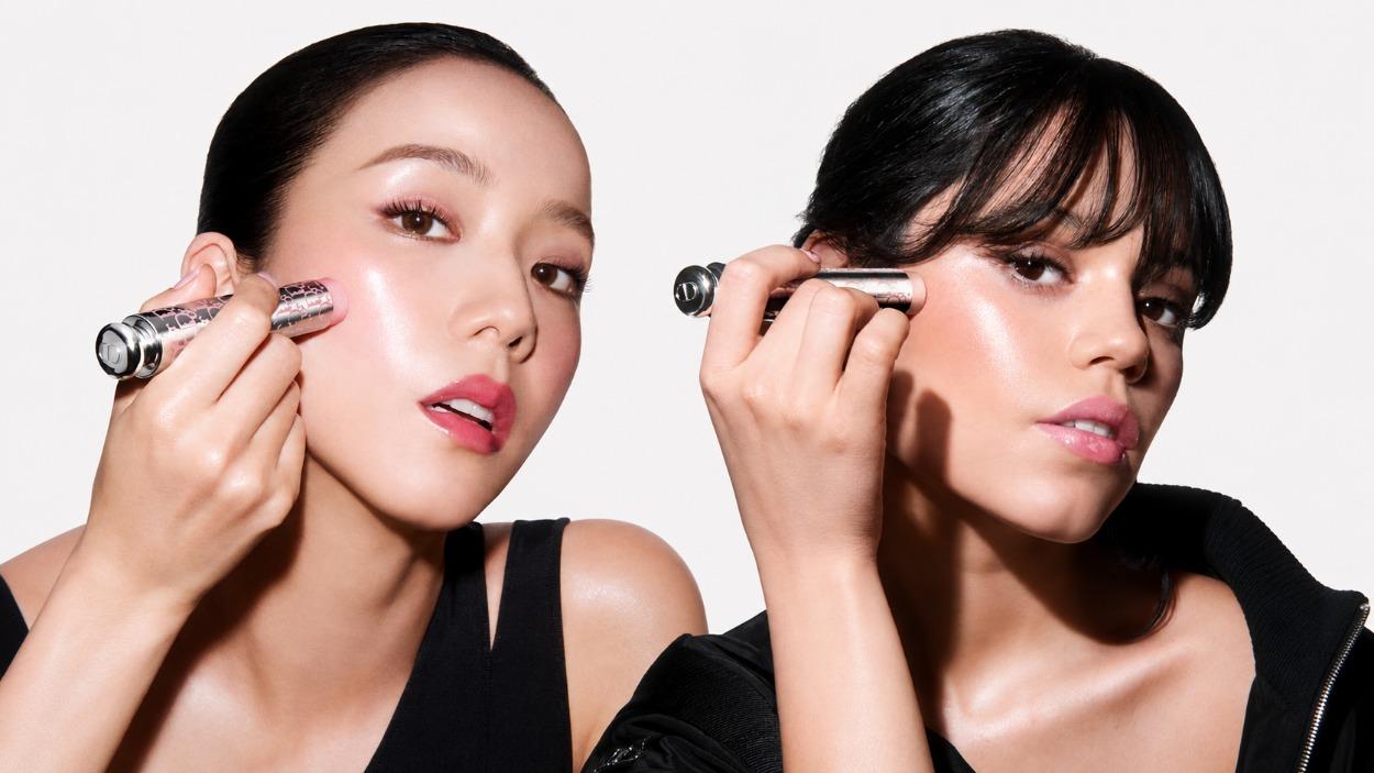 Jenna Ortega y Jisoo x Dior Beauty