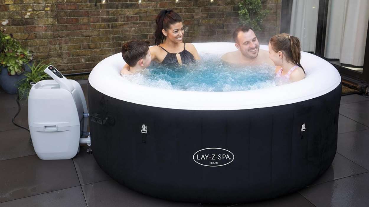El jacuzzi hinchable que convierte cualquier terraza en un spa de lujo