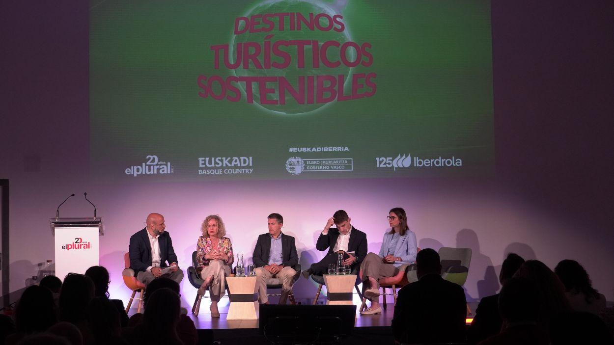 Primera mesa redonda de la jornada Turismo Sostenible Euskadi, Destino de Valor, organizada por ElPlural.com