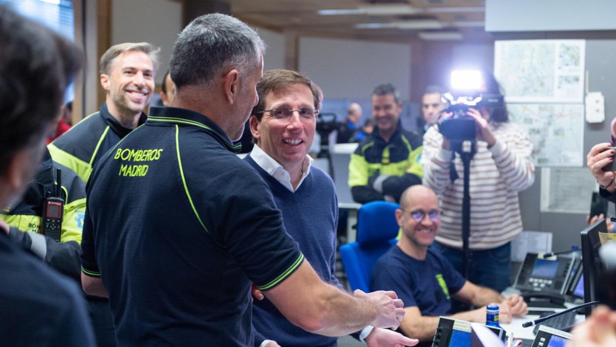 El alcalde de Madrid, José Luis Martínez Almeida, con el Cuerpo de Bomberos. EP