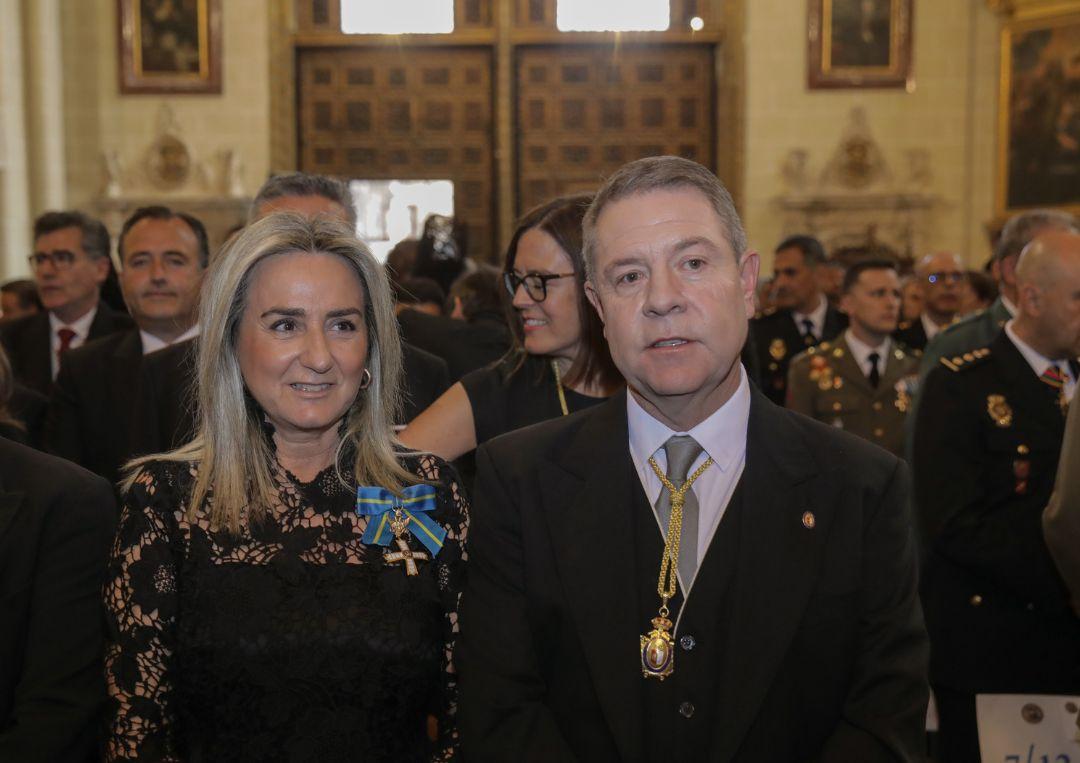La ministra de Educación, Formación Profesional y Deportes, Milagros Tolón, junto al presidente de Castilla La Mancha, Emiliano García Page, durante la celebración del Corpus Christi de Toledo. EP