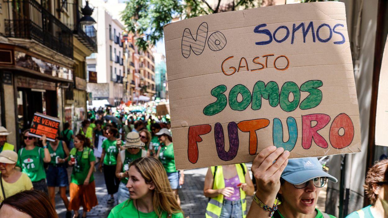 Varias personas durante una manifestación, a 4 de junio de 2026, en Valencia. EP.