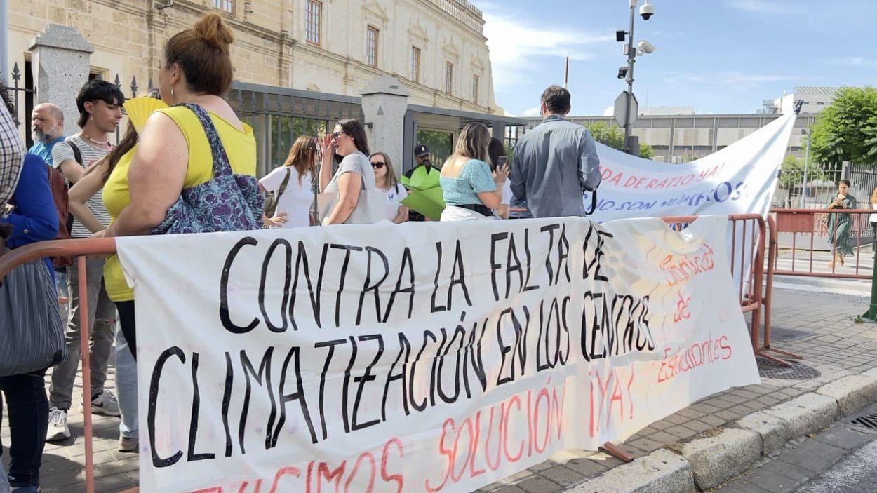 La plataforma 'Escuelas de calor' protesta ante el Parlamento para exigir que se cumpla la Ley de Bioclimatización / Archivo EP