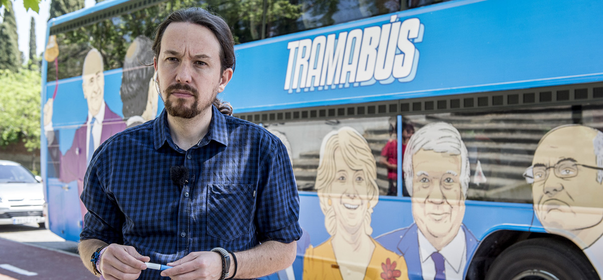 El líder de Podemos, Pablo Iglesias, posa ante el Tramabús.