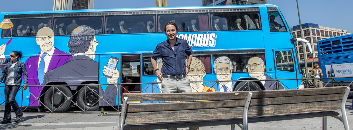 Pablo Iglesias junto al Tramabus