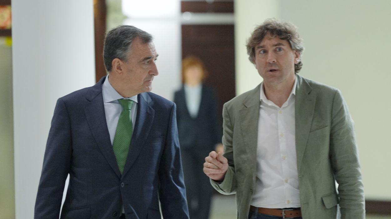El líder del PNV, Aitor Esteban, y el del PSE PSOE, Eneko Andueza, en el Parlamento Vasco. EP