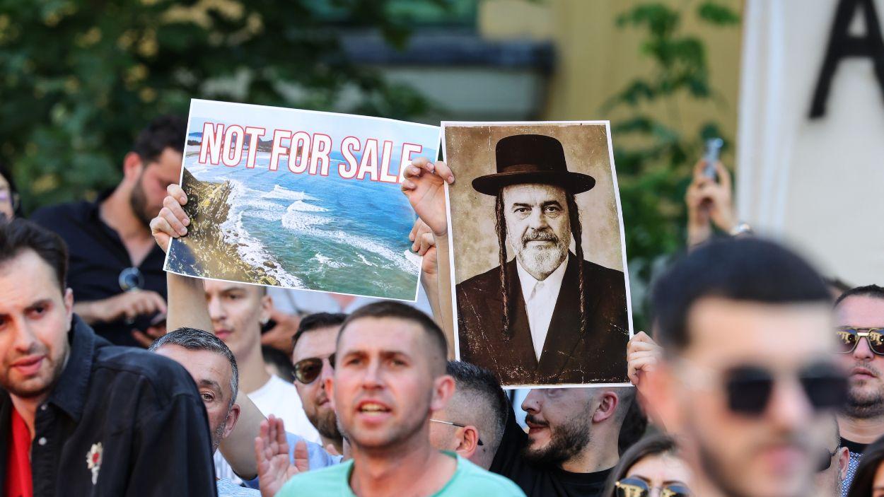 Miles de personas protestan contra un complejo de lujo vinculado al yerno de Trump en Albania
