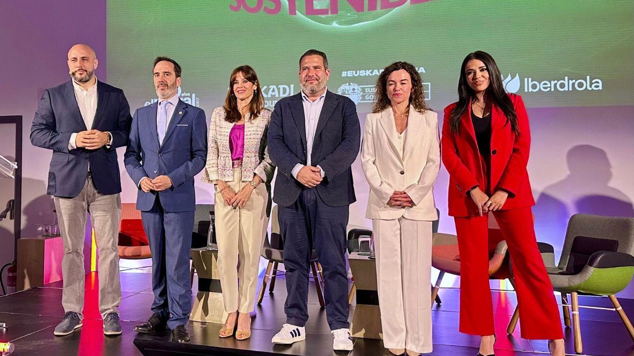 La jornada contó con la presencia del consejero de Turismo, Javier Hurtado, la alcaldesa de Vitoria Maider Etxebarría y la secretaria de Estado de Turismo, Rosario Sánchez Grau, la alcaldesa de Vi