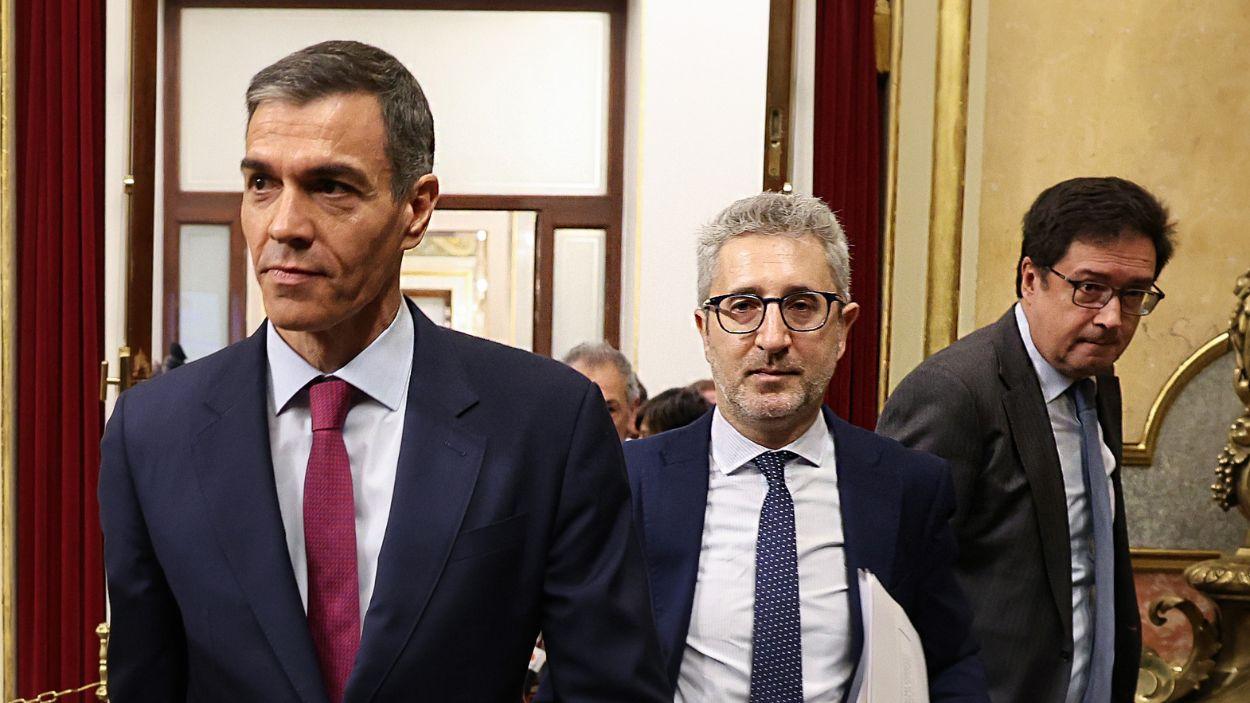 El presidente del Gobierno, Pedro Sánchez; el ministro de Hacienda, Arcadi España, y el ministro para la Transformación Digital y la Función Pública, Óscar López, a su salida de una sesión de cont