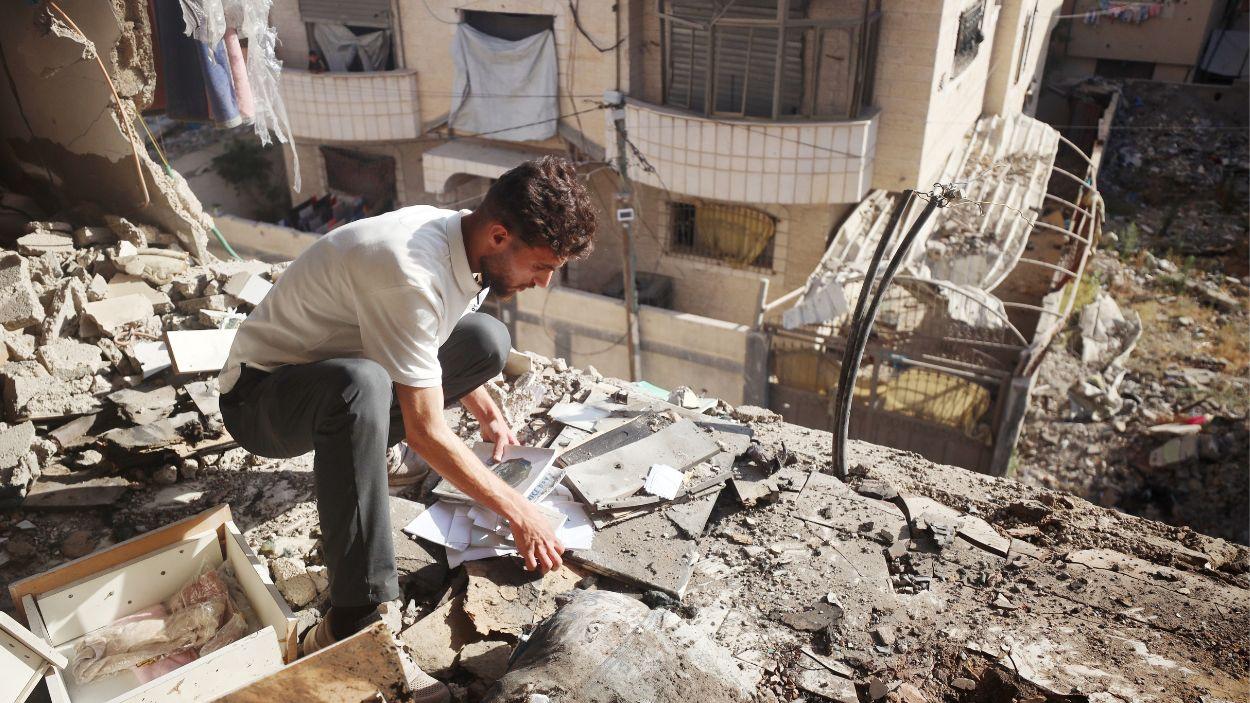 Un joven palestino en los restos de su casa en Gaza tras un bombardeo israelí. ArchivoEP