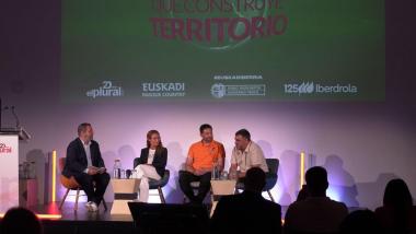 Mesa redonda de “Turismo que construye territorio” en la jornada Turismo Sostenible Euskadi, Destino de Valor, organizada por ElPlural.com en Vitoria Gasteiz 
