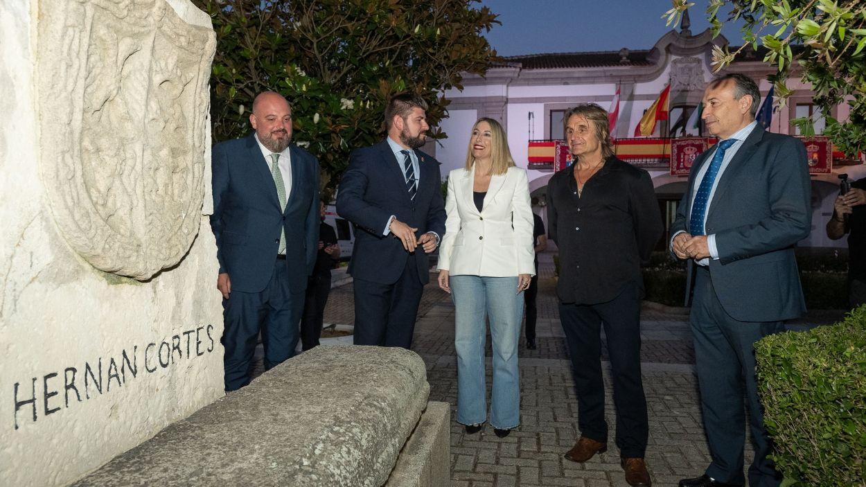 María Guardiola, junto a Nacho Cano, acompañados por el presidente de la Asamblea y el consejero de Cultura. EP.
