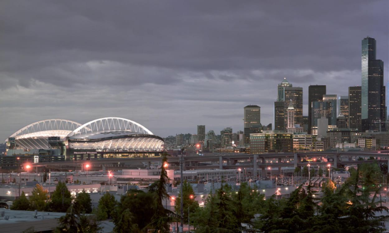 La silueta del Lumen Field forma parte del skyline de Seattle y refleja el papel de las grandes infraestructuras en la transformación urbana de las ciudades anfitrionas. ACS