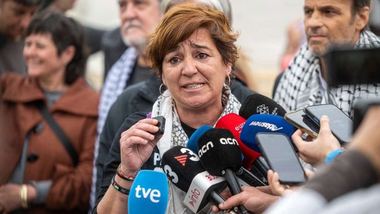 La miembro de la GSF y exalcaldesa de Montcada i Reixac, Laura Campos, atiende a los medios de comunicación antes de partir a Gaza, a 12 de abril de 2026, en Barcelona. Lorena Sopêna / EP