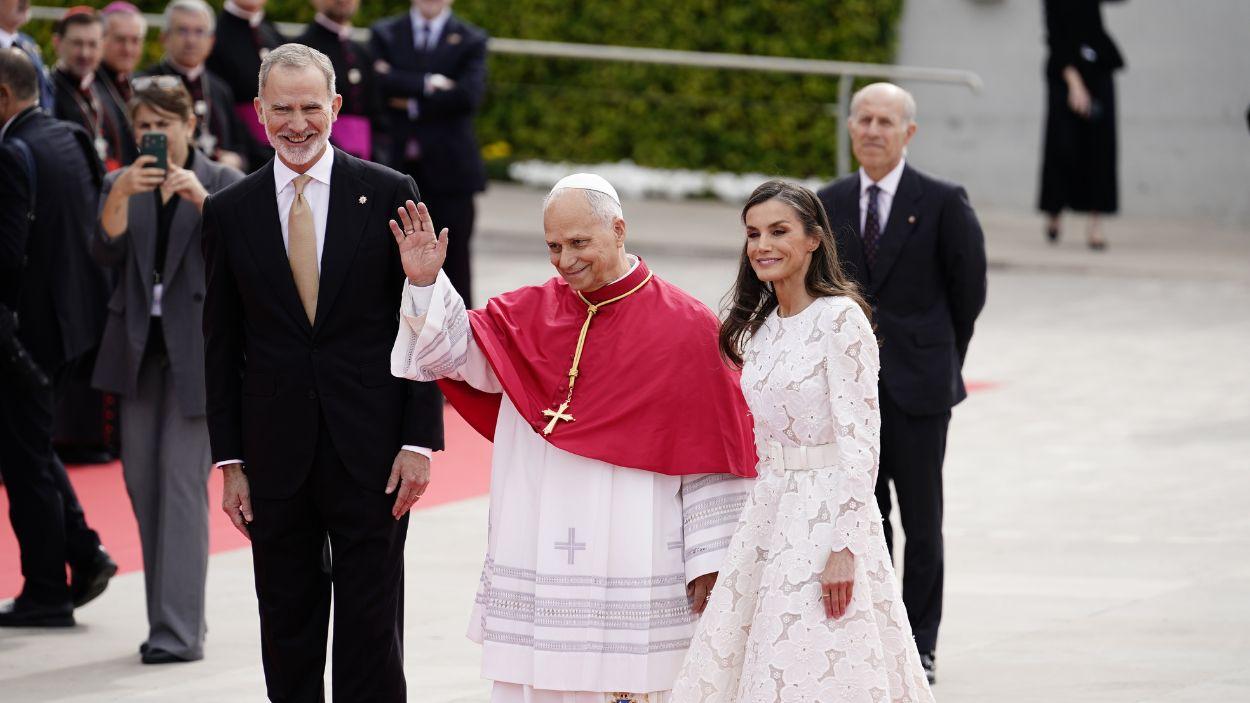 Felipe VI y doña Letizia reciben al Papa en el Aeropuerto Adolfo Suárez Madrid Barajas. Europa Press.